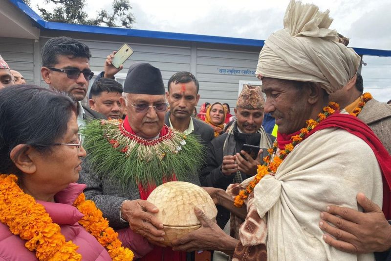 अध्यक्ष ओलीलाई राउटे मुखिया शाहीद्वारा कोसी उपहार