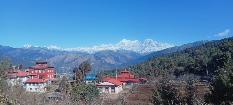 सोलुखुम्बुको च्याल्साबाट देखिएको नुम्बुर र गुम्बा