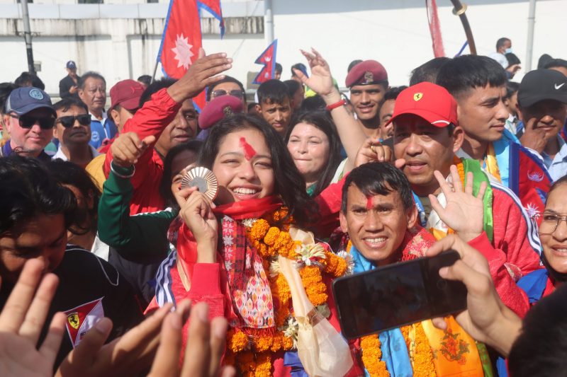 पारालिम्पिक पदक विजेता पलेशालाई गराइयो नगर परिक्रमा