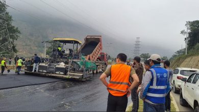 मुग्लिन– पोखरा सडकको पूर्वी खण्डमा धमाधम कालोपत्र गरिँदै