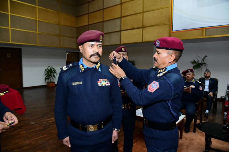 सात जना प्रहरी अधिकृतहरू दर्ज्यानी चिन्हद्वारा सुशोभित