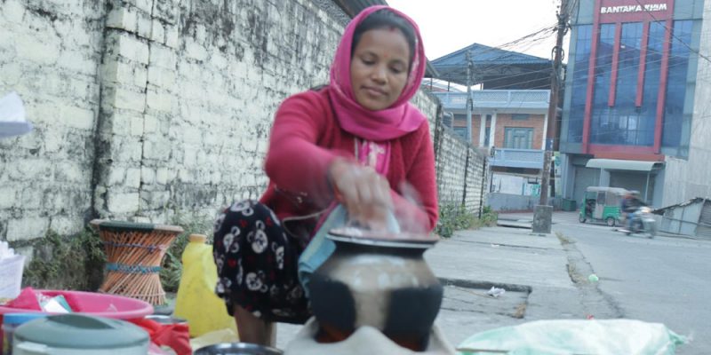 जाडोमा भक्का बेचेर खर्च जुटाउदै महिला