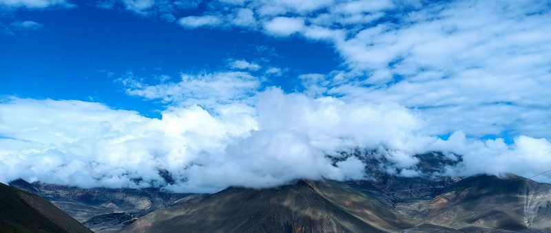 मुस्ताङको 'सेल्फी पार्क'बाट देखिएको बादल र पहाडको रमणीय दृश्य